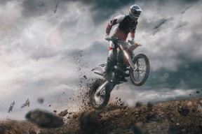 世界城市攀登挑战赛 选手徒手攀爬摩天楼外立面 安全部门全程监控